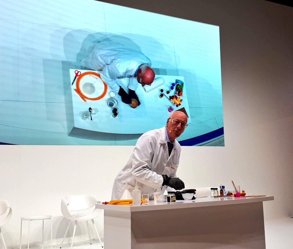 kommlabor's tweet photo. Kleine Spielereien mit Kunststoffen. Kurzweilige Experimentiershow von Gerhard Heywang auf der #K2019 in Halle 6. Ein Luftballon zerplatzt übrigens immer in drei Teile. #messek https://t.co/pm5ylCoOIg