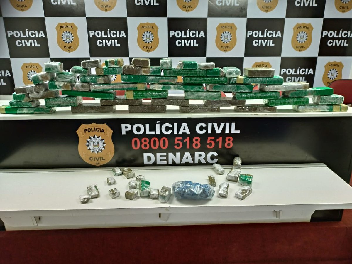 *POLÍCIA CIVIL/DENARC*LOCALIZA DEPÓSITO DE DROGAS E APREENDE MACONHA*na tarde desta quarta-feira (16/10), localizou um depósito de drogas na cidade de Viamão.
Durante as diligências, foram apreendidos cerca de 30Kg de maconha em uma residência que servia de DEPÓSITO para a droga.
