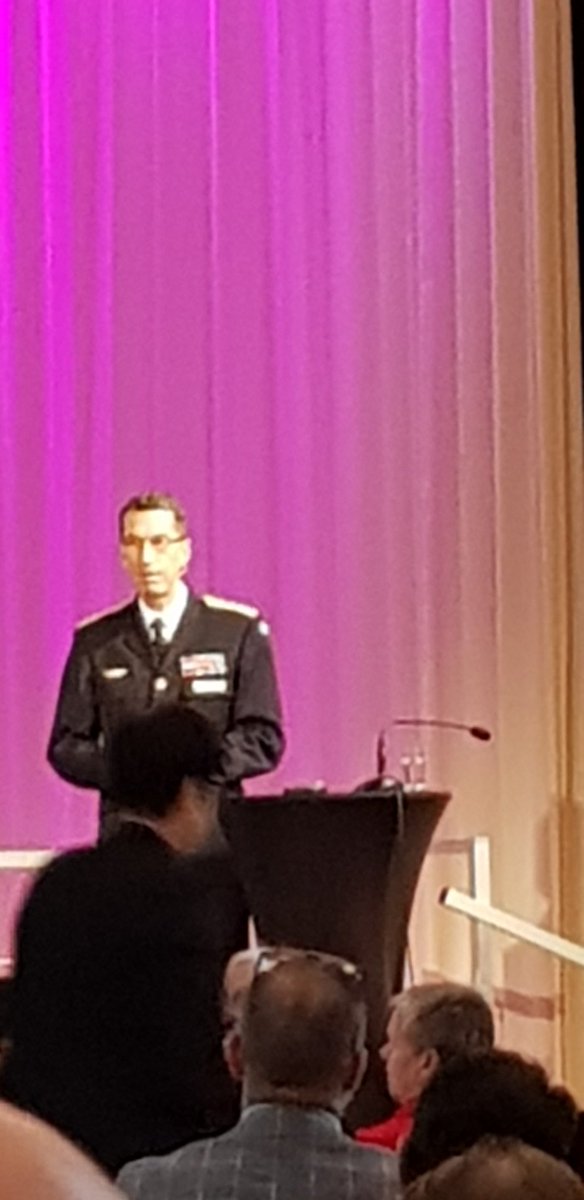 gustafolsson2's tweet photo. Höstmöte med #kommundirektörsföreningen ÖB på scen gällande det nya totalförsvaret. #skarakommun https://t.co/Y3KKkvId1M