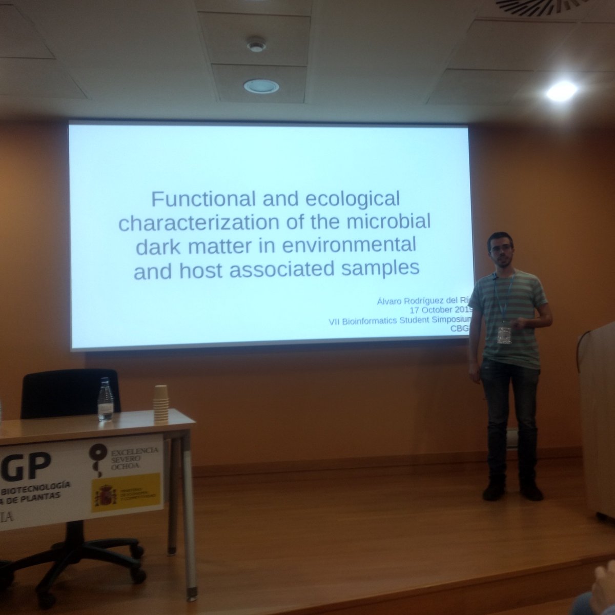 RSGSpain's tweet photo. @CBGP_Madrid @hania_kranas @iscbsc @iscb @CNIO_Cancer @falshahrour @Atos @Camacho_Atos @CRGenomica @TamaraHdez2 @edgano90 @idibell_cat @TobControlUnit @SaludISCIII @BUISCIII @BiokitWerfen @WerfenIT We begin the 2nd session of student talks, chaired by @clarnedo! First speaker is Álvaro Rodríguez del Río from @CBGP_Madrid, who talks about functional and ecological characterization of the microbial dark matter in environmental and host associated samples. #BioinfoSymposium https://t.co/iFMbJuLWjF
