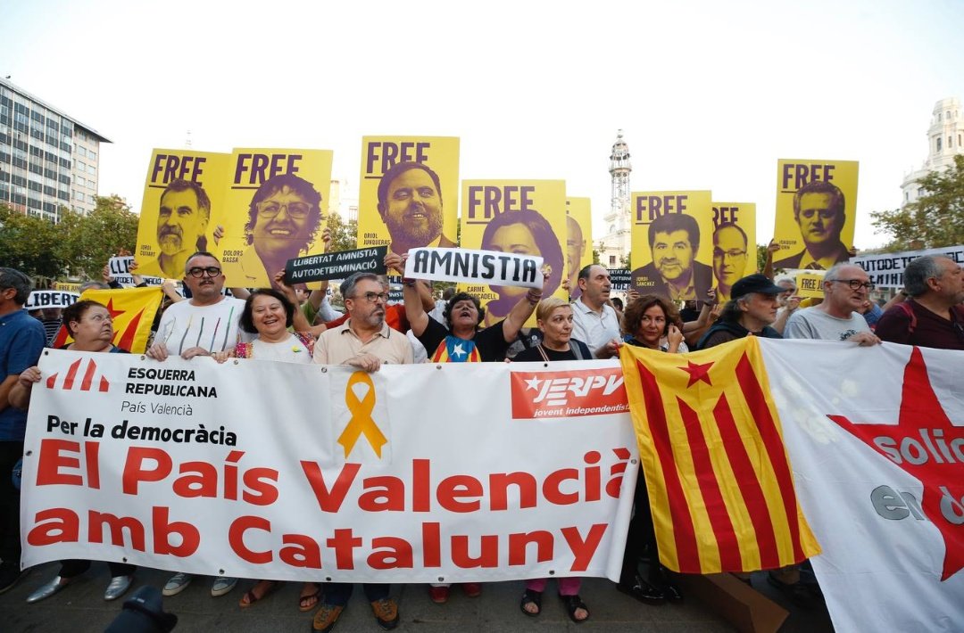 _leidseplein's tweet photo. Bilbao, Vigo, Madrid, Valencia. 
Lo dejo por aquí porque en los Telenoticias no lo veréis. https://t.co/CBPAug9BaB