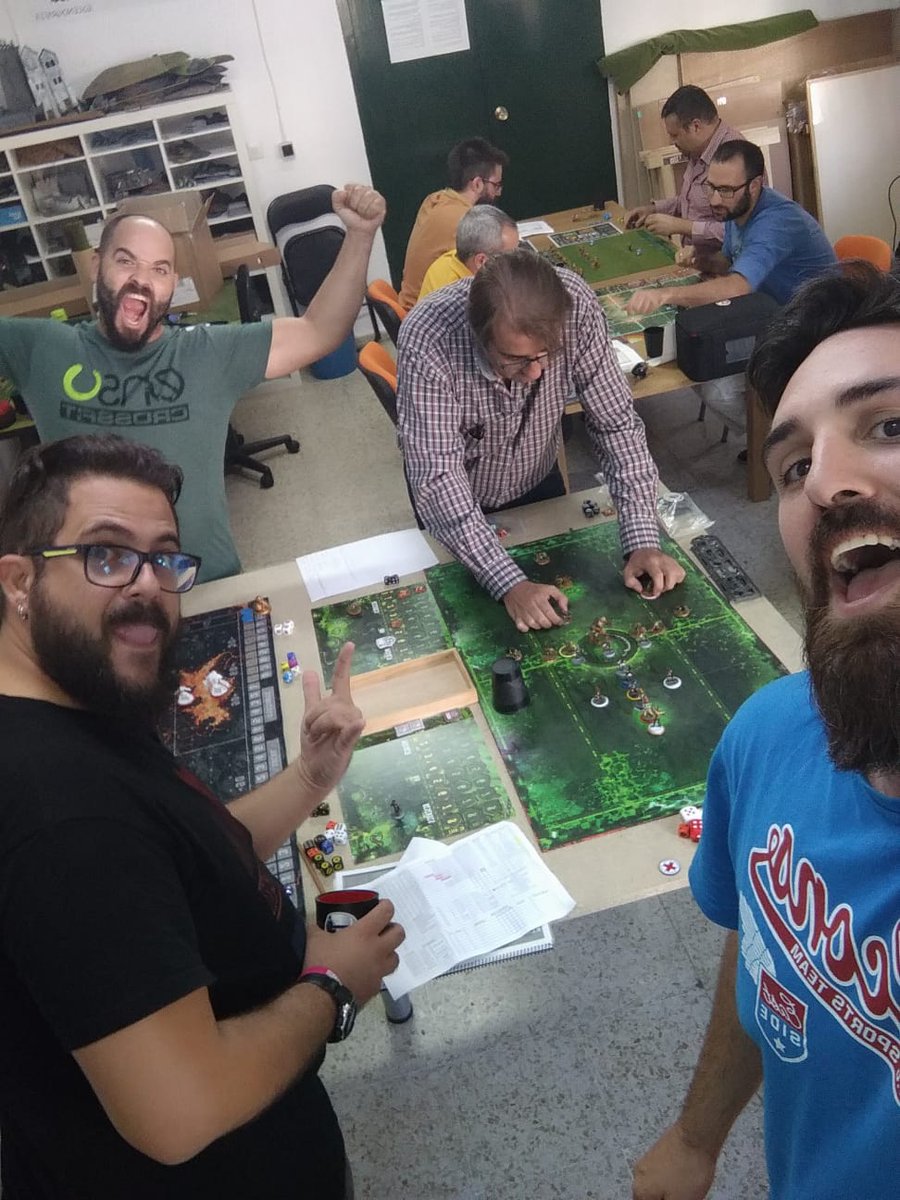 m_hexagonadas's tweet photo. Nuestros socios siguen disfrutando de su #Chocobowl 🦑 ¡Si te interesa jugar a #Bloodbowl no lo dudes y pregúntanos!
#JuegosDeMesa
#HuelvaJuega a #Minis https://t.co/UpXK0EuOlG