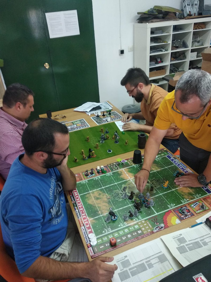 m_hexagonadas's tweet photo. Nuestros socios siguen disfrutando de su #Chocobowl 🦑 ¡Si te interesa jugar a #Bloodbowl no lo dudes y pregúntanos!
#JuegosDeMesa
#HuelvaJuega a #Minis https://t.co/UpXK0EuOlG
