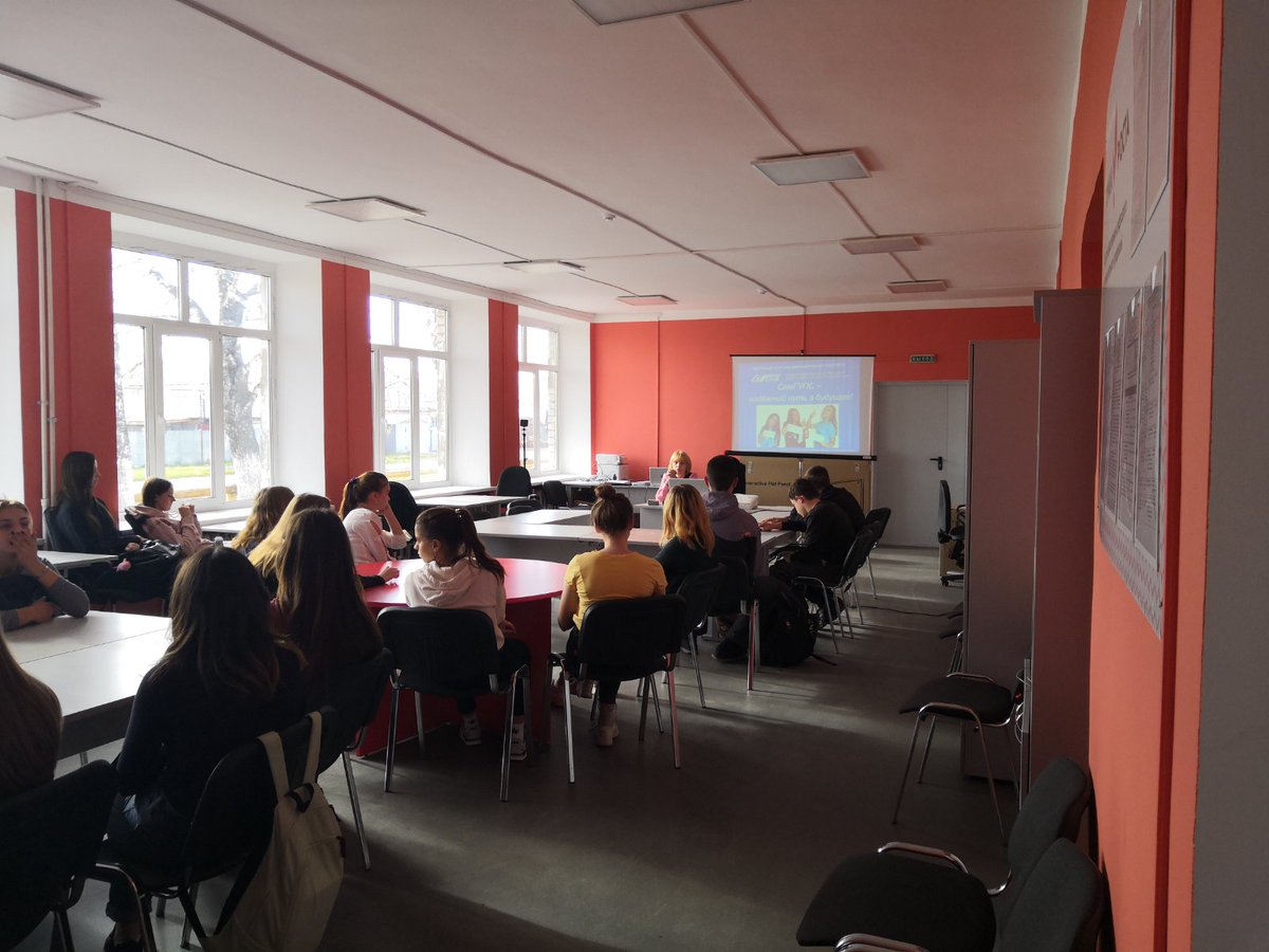 Сегодня на базе ГБОУ СОШ пос. Черновский прошла встреча с деканом СамГУПС Чертыковцевой Н.В., в ходе которой ребят познакомили со специальностями и направлениями университета, возможностью целевого обучения и дальнейшего трудоустройства