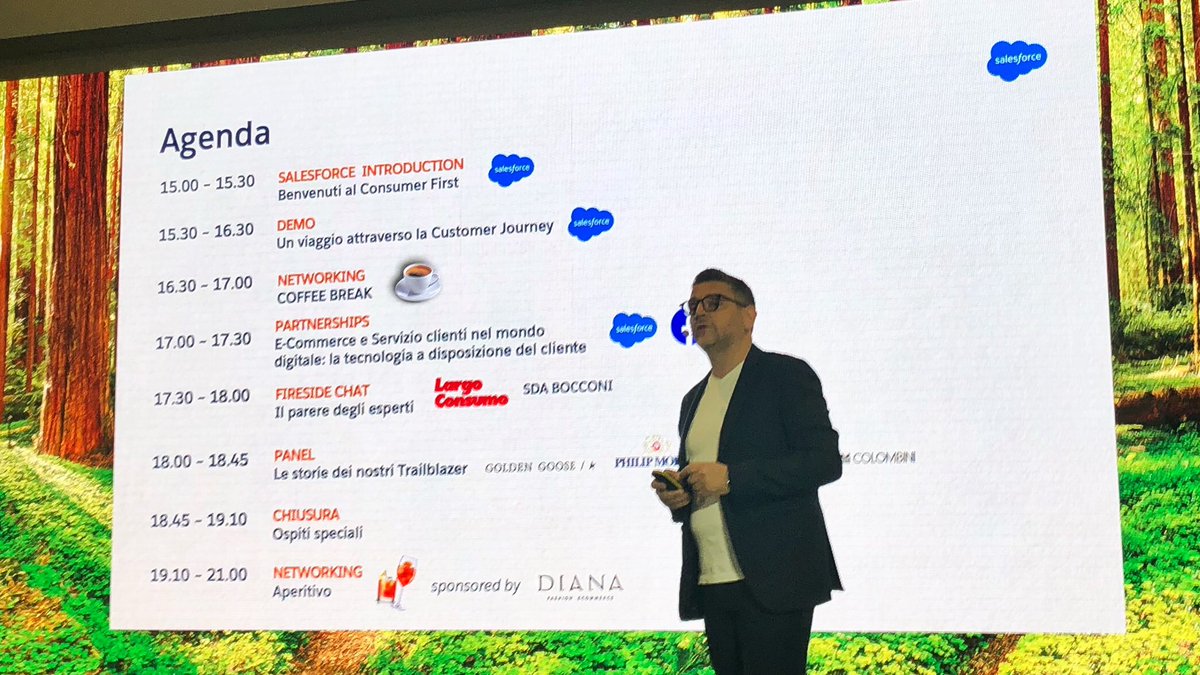 SalesforceITA's tweet photo. Un veloce occhio all’agenda e si parte! #ConsumerFirst19 https://t.co/ov0LpTPAkg