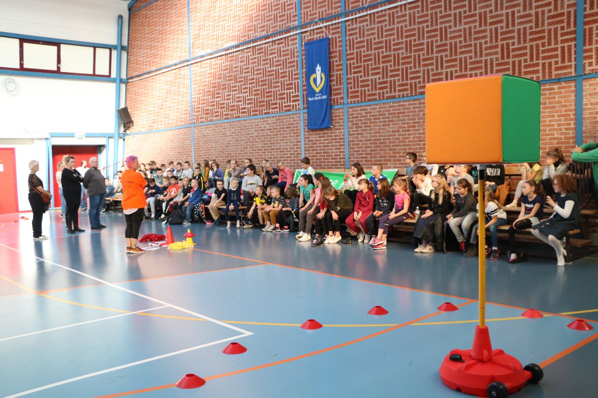 USEP62's tweet photo. #RencontreUSEP #Handisport C’est parti pour une après-midi #Handisport avec les grands (CE2/CM1/CM2) de l’école Primaire d’Annequin : 80 enfants réunis autour des mêmes ateliers que ce matin mais avec des règles différentes ! https://t.co/NOTkipN3Sb