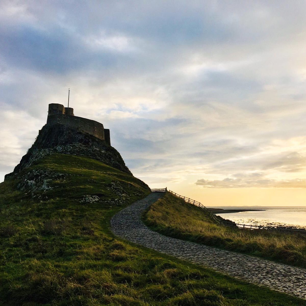 It’s a beautiful day here on Holy Island. If you’re visiting tomorrow, don’t forget it’s half-price Friday at Lindisfarne Castle. nationaltrust.org.uk/lindisfarne-ca… #Northumberland #HolyIsland