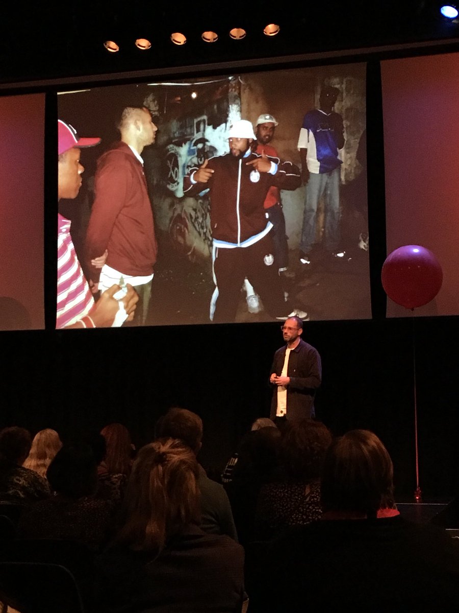Inspirerende seminar van kunstenaar Jeroen Koolhaas, die met kunst in wereldwijde #sloppenwijken inwoners weer trots laten worden op hun wijk. “Ons doel: kleur brengen in een troosteloze omgeving.” #omarmprijs