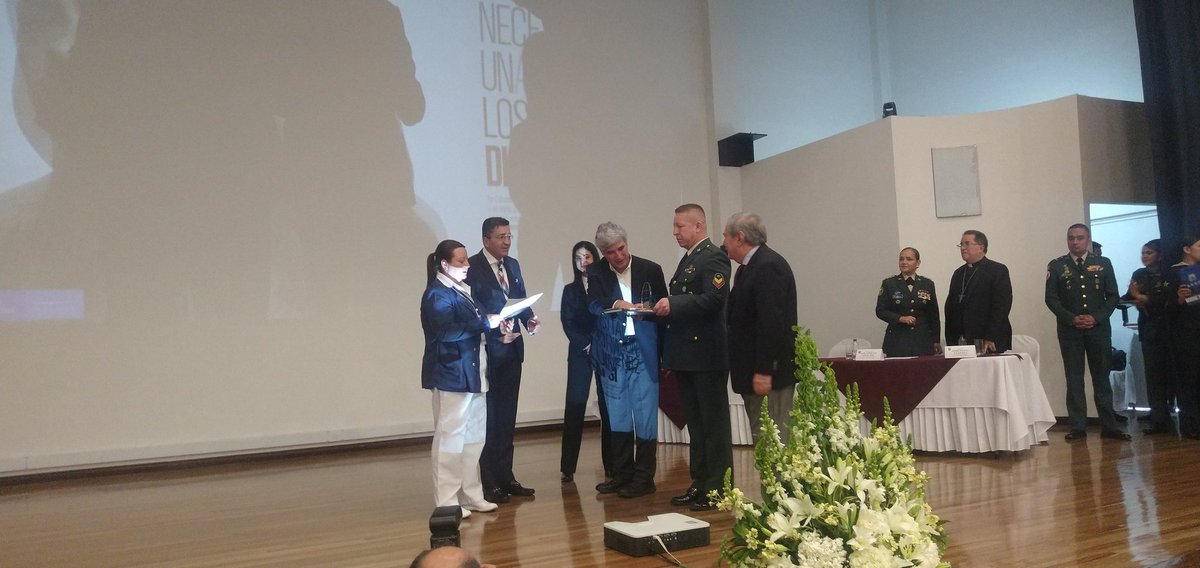INSColombia's tweet photo. #AEstaHora el @INSColombia y @MinSaludCol exaltan la labor de instituciones que hacen posible el funcionamiento de la Red Nacional de Donación y Trasplantes.
En la categoría “ENTIDADES LÍDERES EN DONACIÓN Y TRASPLANTES”
 Galardonada: Clínica Universitaria Colombia https://t.co/4zMC7Ush9r