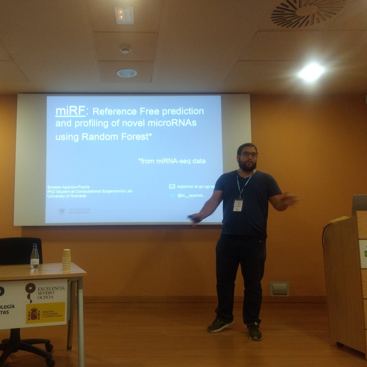 RSGSpain's tweet photo. @CBGP_Madrid @hania_kranas @iscbsc @iscb @CNIO_Cancer @falshahrour @Atos @Camacho_Atos @CRGenomica @TamaraHdez2 @edgano90 @idibell_cat @TobControlUnit @SaludISCIII @BUISCIII @BiokitWerfen @WerfenIT @clarnedo @CNIC_CARDIO Now Ernesto Aparicio (Universidad de Granada) is explaining how they perform reference free prediction and profiling of novel microRNAs using Random Forest with their tool miRF! @CBGP_Madrid #BioinfoSymposium https://t.co/CBp8nGmbnv