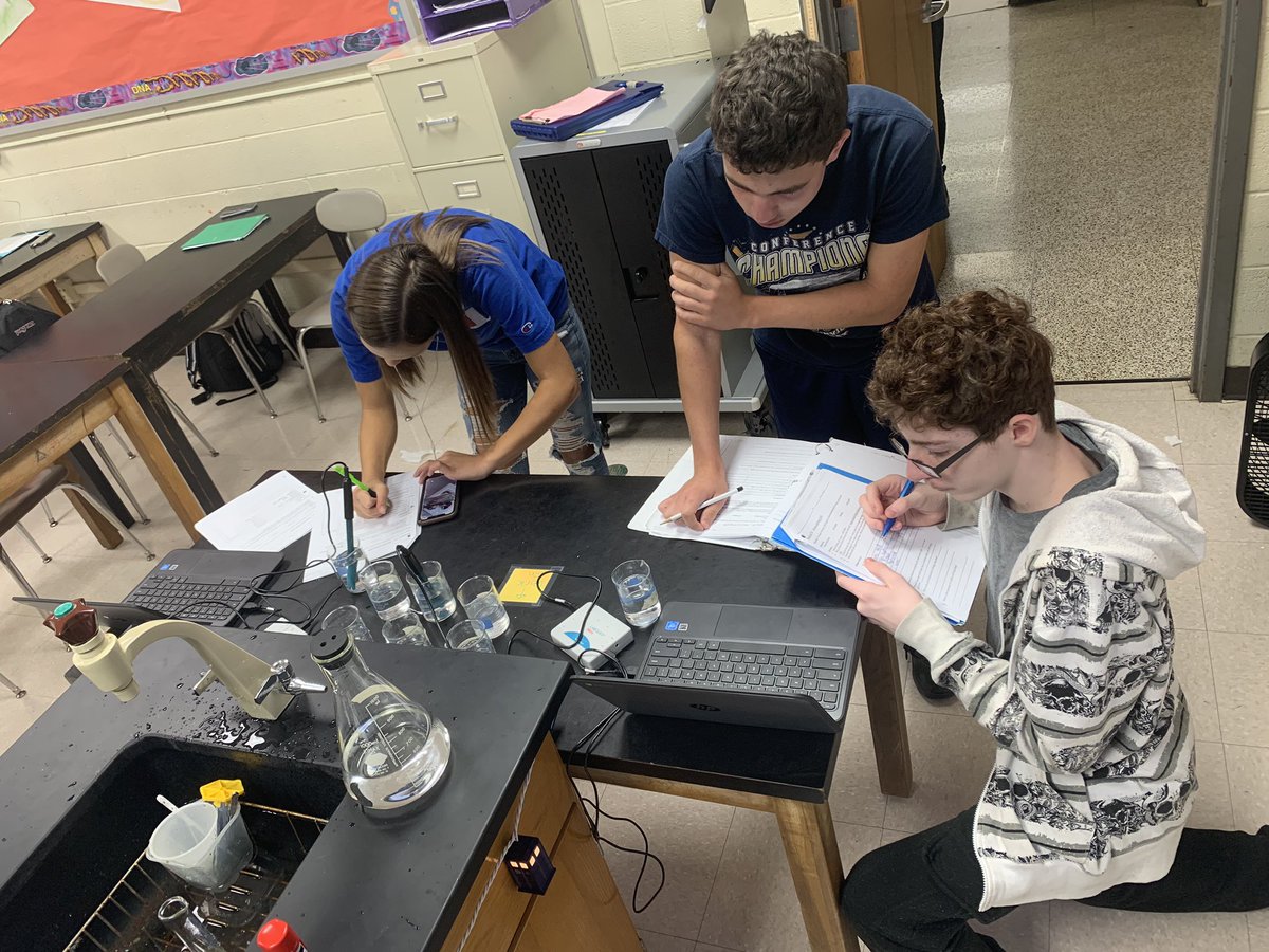 DrazekScience's tweet photo. Students learning how to measure the pH of solutions digitally. No more pH paper for us! #btsdtigers #btsdpride https://t.co/SFLngPzutD