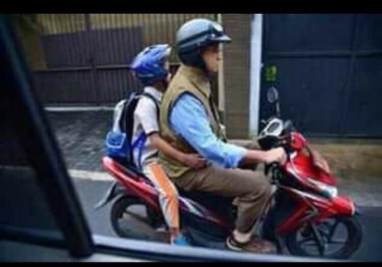 Jhonkosmik's tweet photo. #TebakGambar 

Siapa pria yang membonceng anaknya untuk diantar ke sekolah ini?

RT    ➡️ @aniesbaswedan 
Like ➡️ @basuki_btp https://t.co/evgEqPcwAn