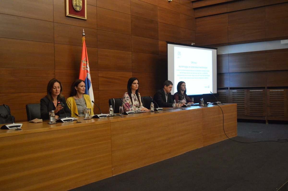 У складу са закључком Владе Србије почеле обуке за матичаре о повезивању матичних књига и Јединственог бирачког списка. Веома је значајно да матичари унапреде знања, размене искуства и укажу на изазове са којима се сусрећу на терену,рекла је помоћница министра <a href="/Marina__Drazic/">Marina Drazic</a>