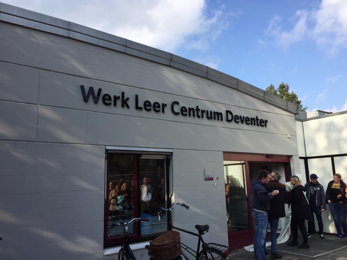 Dimence's tweet photo. Vanmiddag is de naam van Werk Leer Centrum Deventer op het Brinkgreventerrein feestelijk onthuld. De oude naam Hermann Simon vervalt hiermee.

Een van de cliënten onthulde een prachtig zelfgemaakt glaskunstwerk  aan de buitenzijde van het gebouw.

@DimenceGroep @tegekkewinkel https://t.co/CSsZrgjocT
