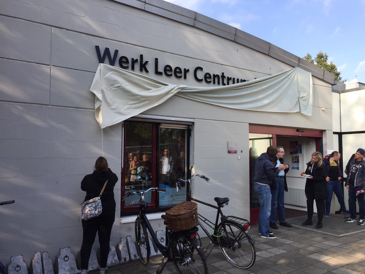 Dimence's tweet photo. Vanmiddag is de naam van Werk Leer Centrum Deventer op het Brinkgreventerrein feestelijk onthuld. De oude naam Hermann Simon vervalt hiermee.

Een van de cliënten onthulde een prachtig zelfgemaakt glaskunstwerk  aan de buitenzijde van het gebouw.

@DimenceGroep @tegekkewinkel https://t.co/CSsZrgjocT