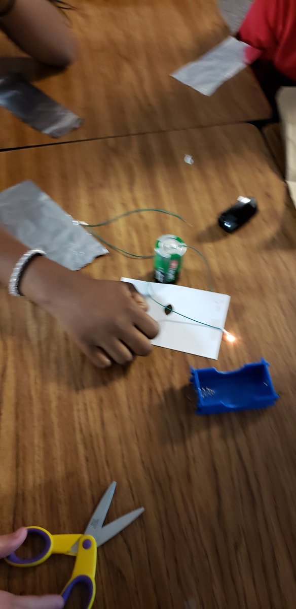 THoneyfield's tweet photo. Students making a flashlight!!! @BurlesonECISD @ECISDScience https://t.co/XnsaeMk8nj