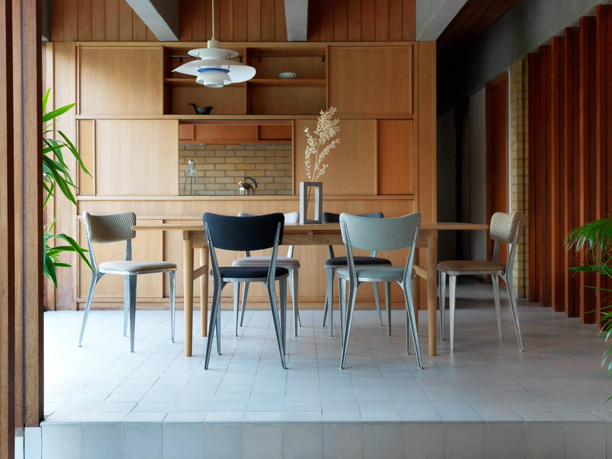 freshofficeidea's tweet image. The BA3 by @OceeDesign for @racefurniture
The chair, which forms a piece of British design heritage, can be found in restaurants, workplaces and homes across the world

#MidCenturyDesign #eclecticspaces #spacestocollaborate #collaborationspaces #breakoutarea #racefurniture