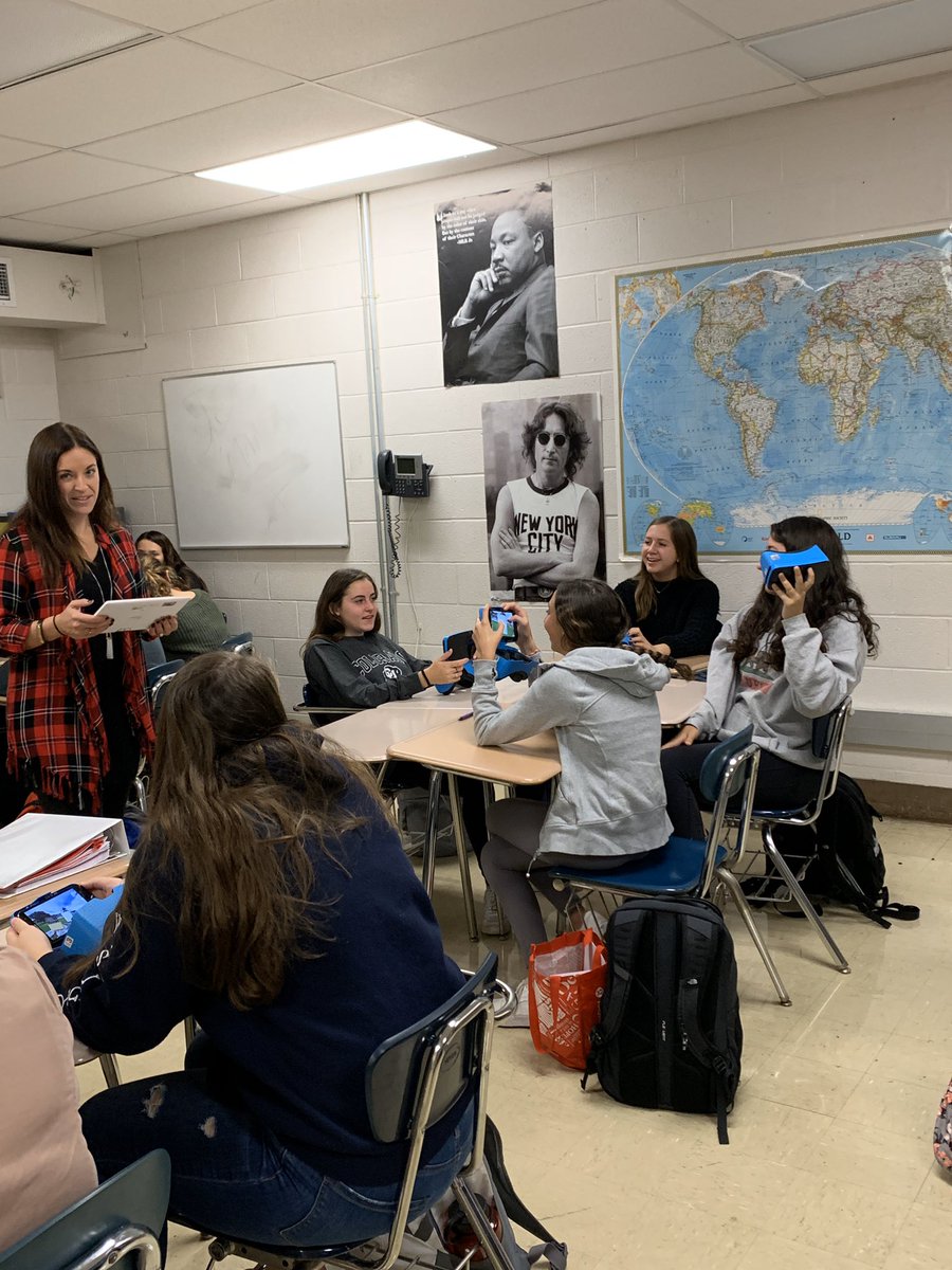<a href="/corinnpowers/">Corinne Powers</a> leads the APUSH class on an Expedition to Philadelphia and New York! Making connections with Hamilton’s role in ratifying the Constitution! 😎🌎😊 #cfevs