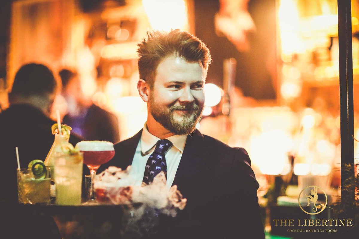 That cheeky smile the bar tender gives you when your drinks are on the way 🐒 🍸

Y wên a ddaw o’r bar pan gŵyr gwŷr y bar for eich diod ar waith
#yagym