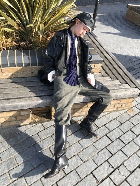 ClifftownT's tweet photo. Come and see what these folk are up to from today at 18.30 You can buy tickets at the meeting point (the big car park behind Leigh-on-sea train station)... cash only. Tickets are £10/£6 concession. Also n Friday at 18.30, Saturday 17.30 &amp; Sunday 17.30. #promenadeperformance https://t.co/Bul3tz5hET
