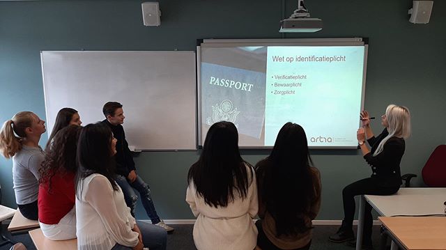 De derdejaarsstudenten van het rocvantwente maken als eerste gebruik van de Opleiding Intercedent Studentenversie. Veel succes allemaal! 😁
.
#roc #opleiding #intercedent #rocvantwente #student #nieuw #artraopleiding