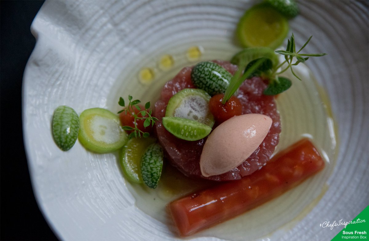 SousFresh's tweet image. ⭐Inspiration box recipe!
Chef Jeroen van Gansewinkel from ‘Damianz’ makes a beautiful creation of the particularly fresh pepquino and soft olive cucumber in combination with a tuna tartare. 

Tuna tartare with tomato / basil / olive cucumber / pepquino. 
#chefsinspiration