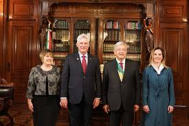 DiazCanelB's tweet photo. En primera visita oficial como Presidente de la República de #Cuba, emociona volver al entrañable México, tan ligado a nuestra historia y a la de toda Latinoamérica.
#SomosCuba #SomosContinuidad https://t.co/ZIfnuBYq22
