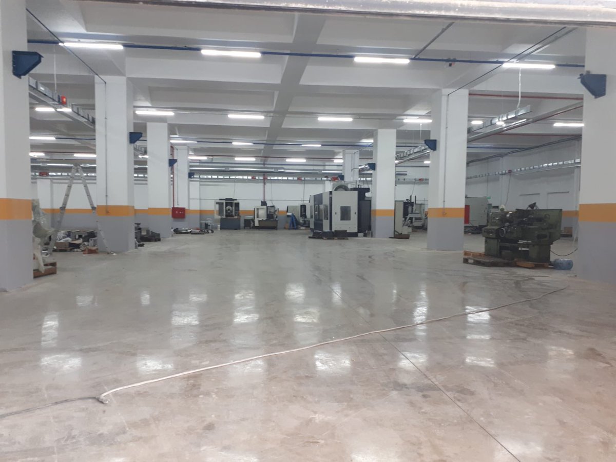 umarmakina's tweet photo. While we were moving into our new factory last year in these days🏗🏭
#tbt #firsttbt #umarmakina #metalpackaging #canbodywelders #seamweldingmachine #tincanproduction https://t.co/hXU7EBSTsw