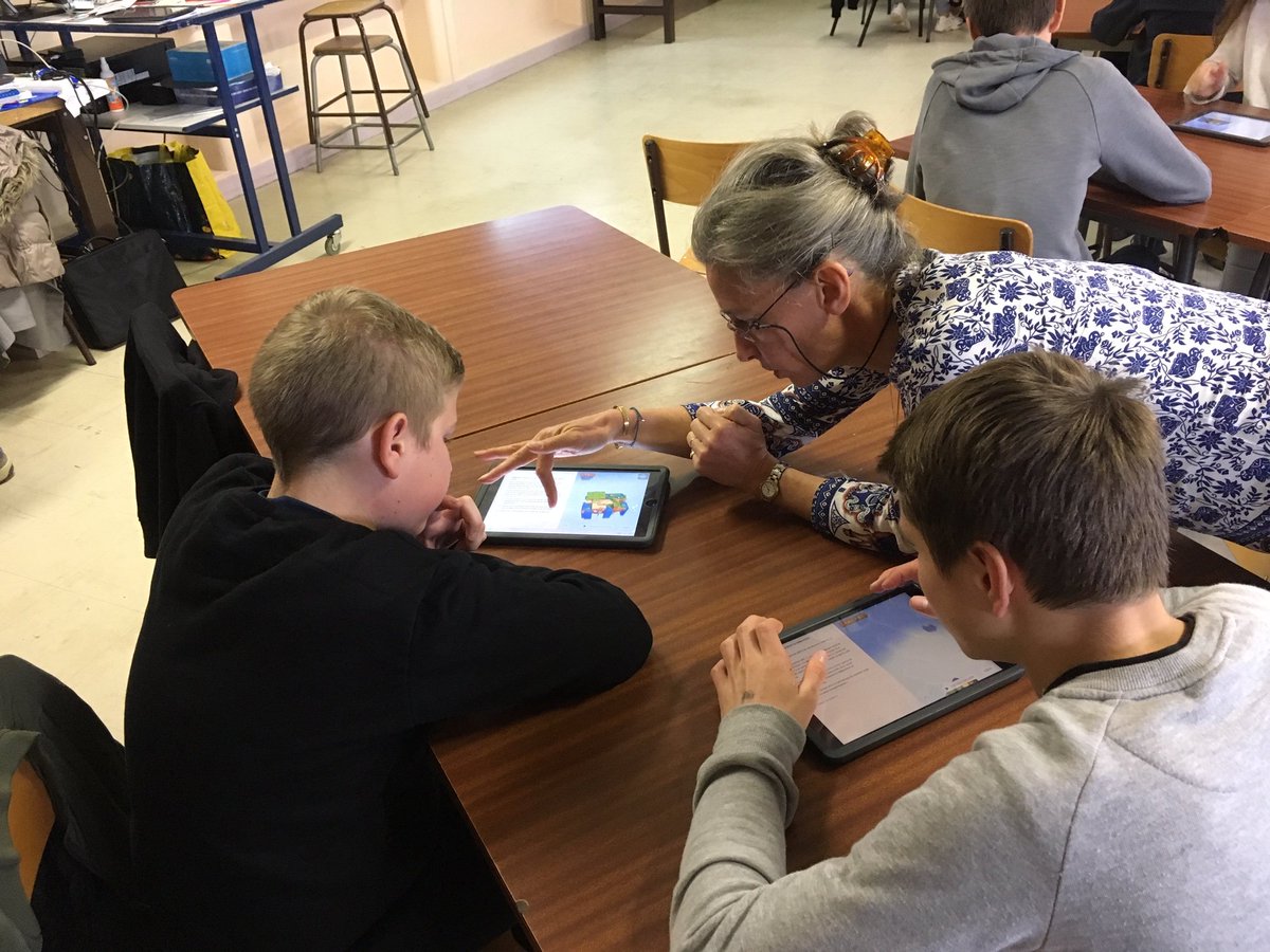 LucieJagu's tweet image. #Ramcode matinée très numérique pour les élèves du collège #FrançoisMauriac #Houdan : découverte des métiers du #numérique, réflexion sur la place des #femmes dans la #tech, atelier #SwiftPlaygrounds @DANEversailles @acversailles @simplonco @yvelinesnum #EveryoneCanCode #codeweek