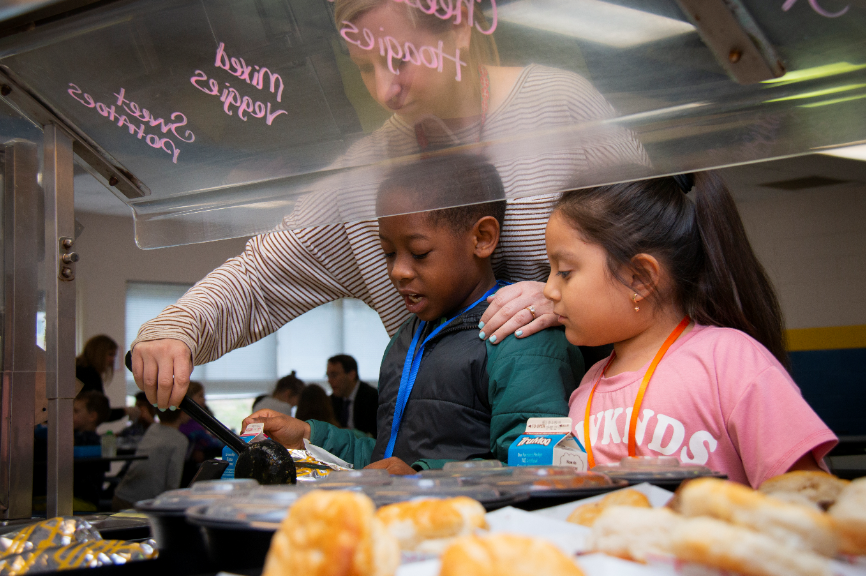 HealthierGen's tweet photo. At Piney Point Elementary, #SchoolLunch is a chance to learn about healthy habits. "We use @MyPlate to show students about the food groups and how to plan a healthy meal," says #PhysicalEducation teacher Nora Ryan. 🥕🥗🍏  #HealthiestSchools #NSLW19 @HoustonISD https://t.co/m05fTAkywT