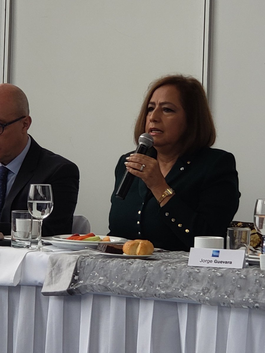 S_MAAS's tweet photo. Un privilegio escuchar las experiencias de Rosario Marin, Ex Tesorera mexicana en EU. Hay que hacer lo mejor en casa cosa que hagamos, ese mensaje me llevo https://t.co/QvgZLpW4q4
