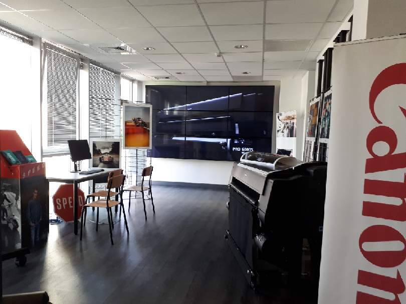 CanonProPrintFR's tweet photo. Présentation, aujourd'hui, de nos #solutions aux membres du @RugAsso (réseau universitaire de Gutenberg). #speeddating #proprint #impressions https://t.co/7i7N8Q8qsX