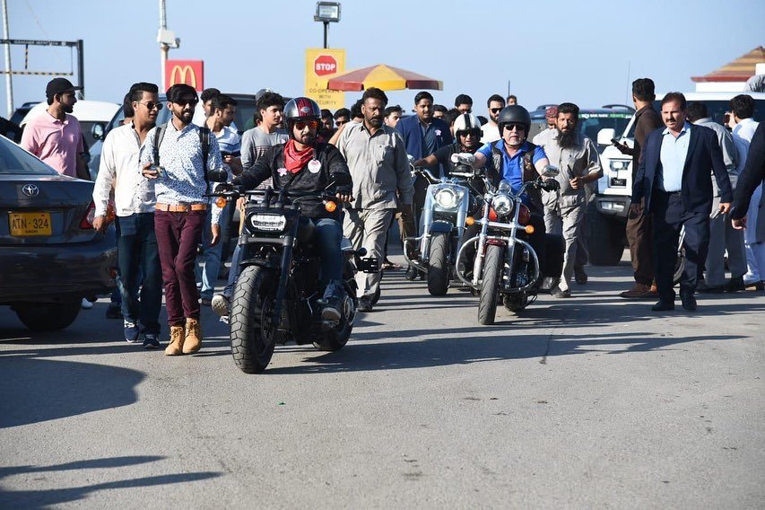 shenyfidai1's tweet photo. Reposted from @nichelifestyle Faysal Quraishi takes the streets with his Harley Davidson tribe and looks mighty cool doing it ! Just having some fun on a Sunday. Also, how awesome is this new trend in Pakistan?! 🏍
@faysalquraishi
#shaukatkhanumcancerhospital #RideForCause https://t.co/43TtYoEvV9
