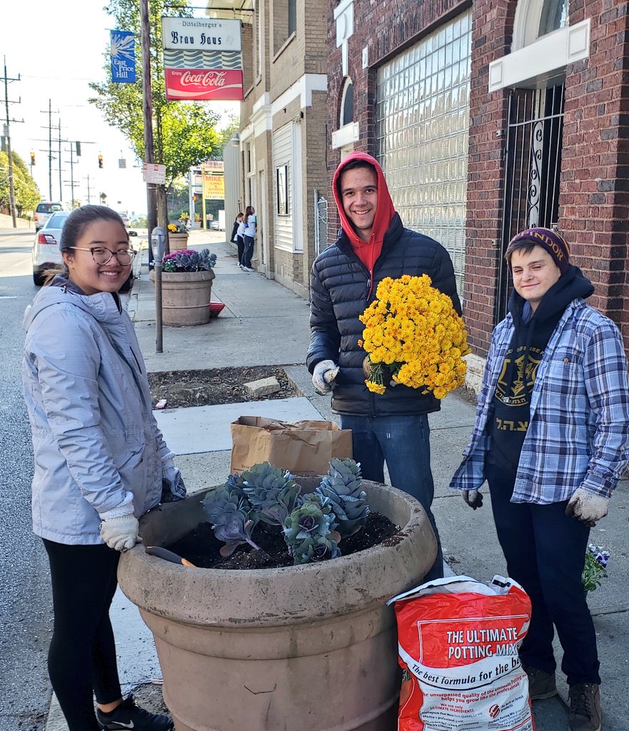 CincyPD's tweet photo. Members of the @CincyPD 109th Recruit Class join in the East Price Hill @CityOfCincy Neighborhood Enhancement Program beautification day today! Along with @setonhs @uofcincy students @PriceHillWill & @cincibeautiful. Making a difference & #keepingcincysafe
#pricehillproud https://t.co/gu4qECPZDf