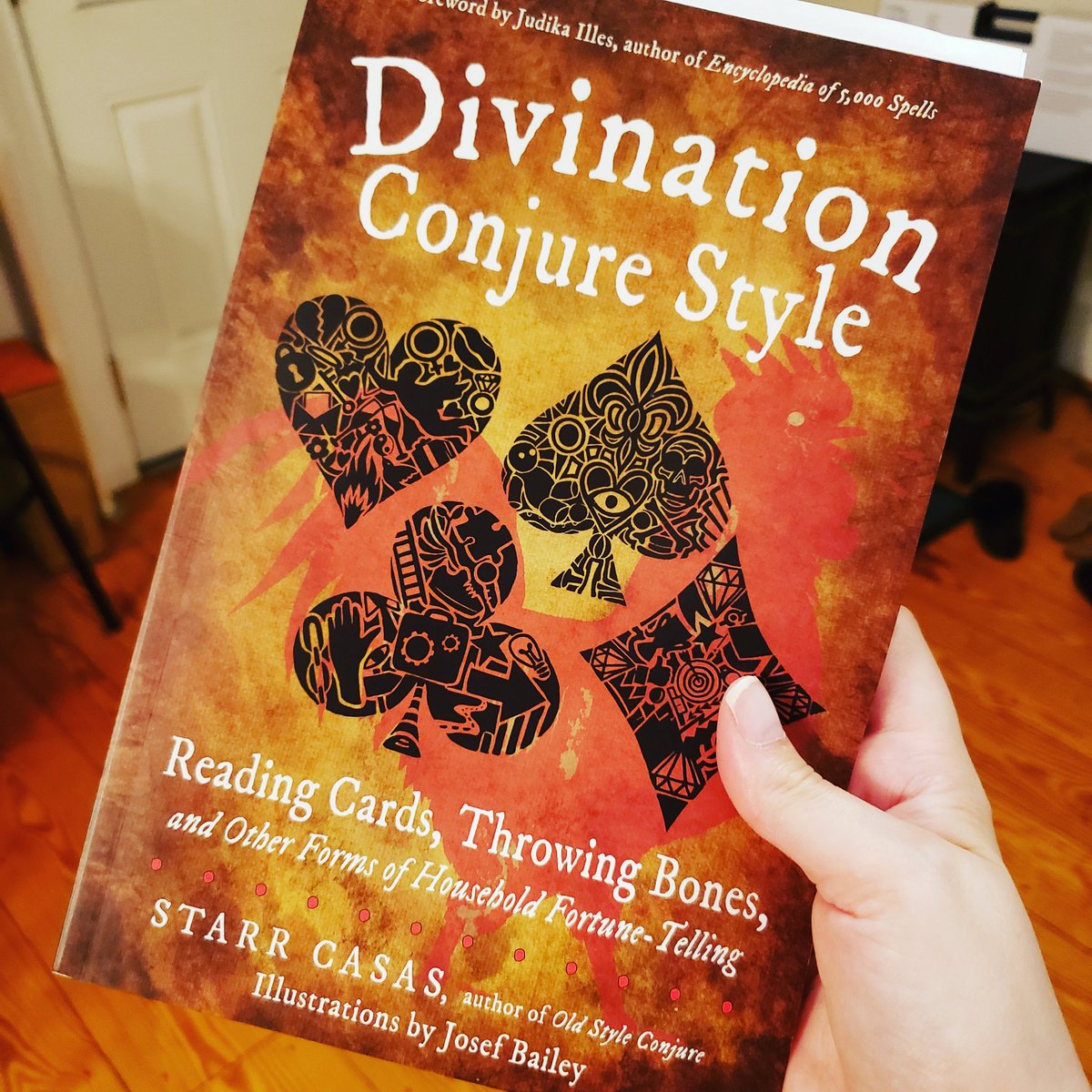 MagicalBuffet's tweet photo. Look at this sexiness that showed up in the mail! @WeiserBooks
#divination #conjure #hoodoo #throwingstones #readingcards https://t.co/mq6qLpS0Hr