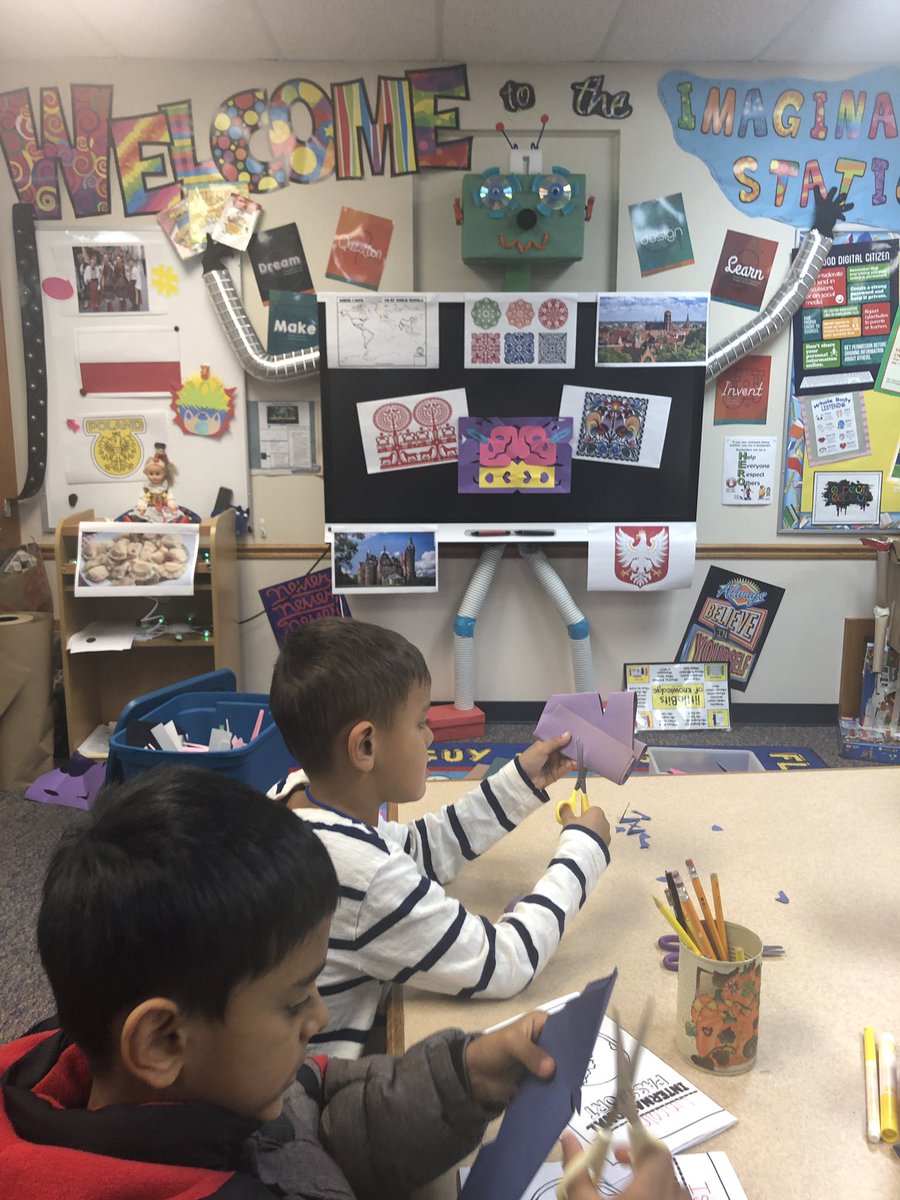 RDSPrincipalD93's tweet image. Today at Cloverdale we are visiting the countries of Poland and the U.S.A! #explorersweek #ccsd93