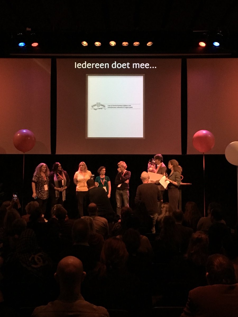 De prijsuitreiking van de #Omarmprijs is begonnen! Dit jaar in 4 categorieën. Winnaar van de eerste categorie, “Iedereen doet mee” is het prachtige initiatief #Buurtcamping! Bewoners leren elkaar kennen in hun buurtpark, voor de gelegenheid omgebouwd tot camping!