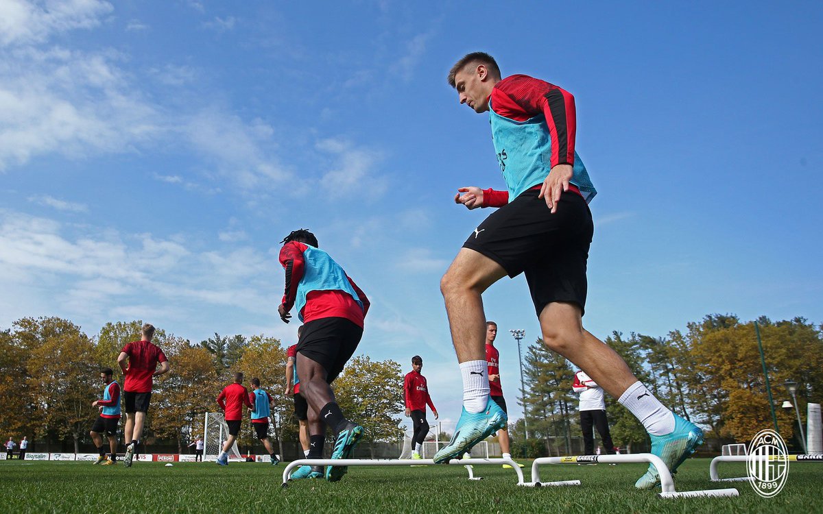 acmilan's tweet photo. 🏃🏻‍Warming up for the weekend 🔥
#MilanLecce 🔜
#SempreMilan https://t.co/uWP9nI7eay