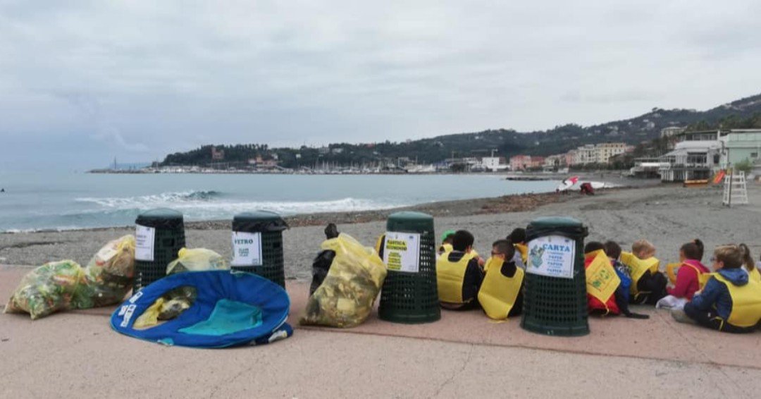 Oggi i bambini delle classi 1B e 2A della scuola primaria di Varazze hanno pulito la spiaggia vicino al molo Marinai d’Italia insieme alle operatrici del CEA Varazze e ai ragazzi della Protezione Civile Varazze!

Grazie bimbi siete stati davvero BRAVISSIMI 👏!