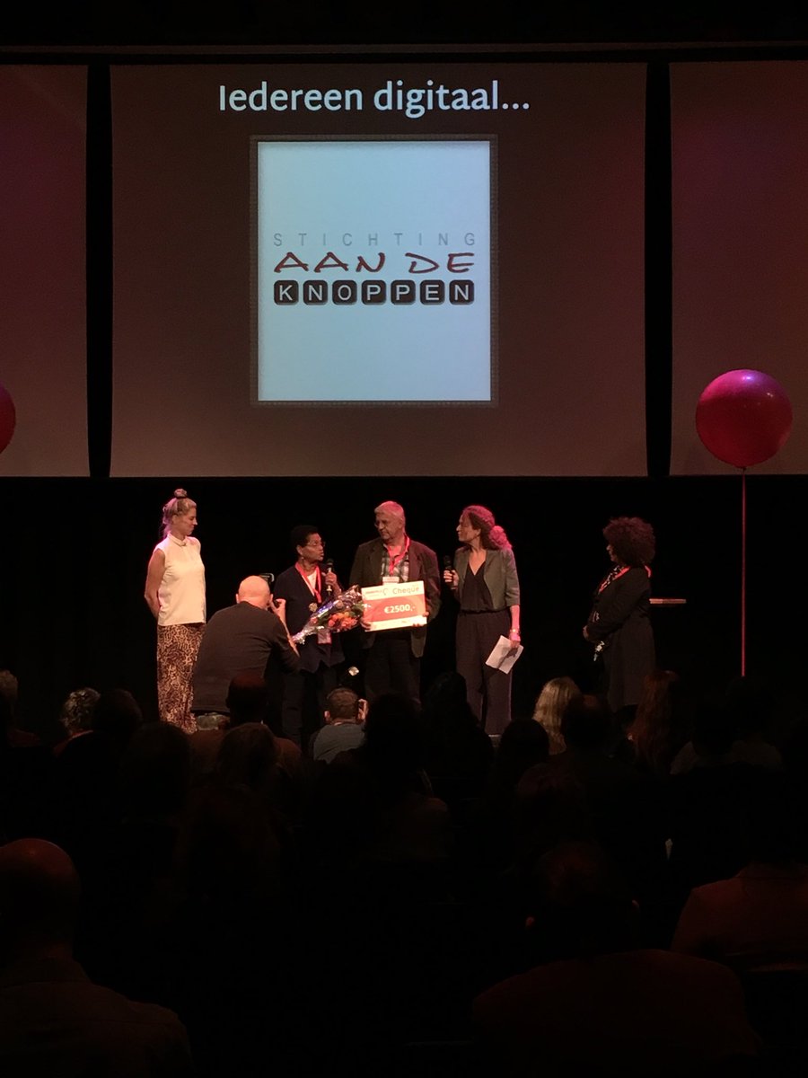 Winnaar in de tweede categorie van de #Omarmprijs, “Iedereen digitaal”: Aan de knoppen, Project digitale participatie Zuid-Oost. Het doel: de buurt alles leren over die belangrijke dingen waarbij je digitale kennis moet hebben, zoals internet. Gefeliciteerd!