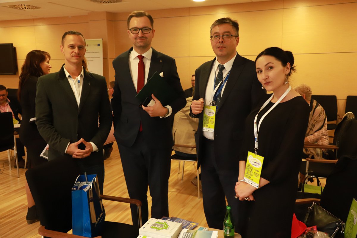 LIFEEMUNEW's tweet photo. Podczas targów #PolEcoSystem stoisko @LIFEEMUNEW odwiedzili przedstawiciele @MinSrodowiska #recycling #emulsion #aspfalt #eco @LIFEprogramme ➡️ https://t.co/yaPHLzvbZc https://t.co/8TmRHyFTDA