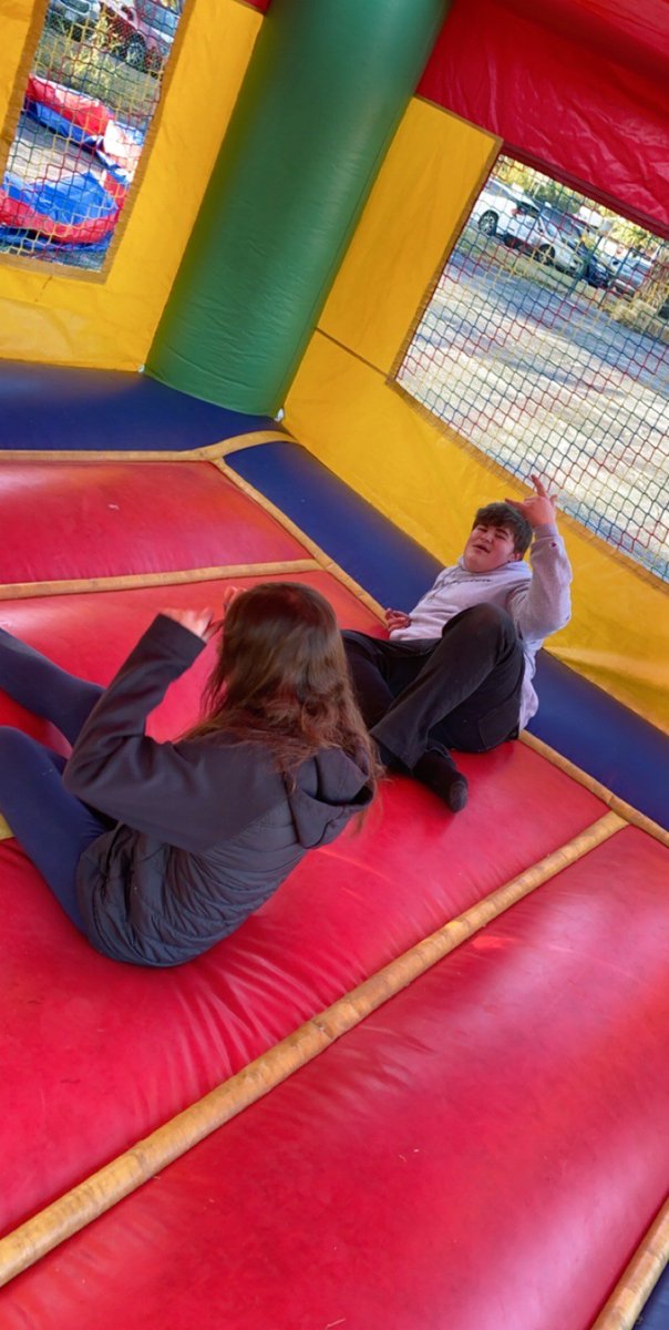 BridgesHS's tweet image. Helping our friends up on the hill today. @FoxElementary  thanks for letting us play as well