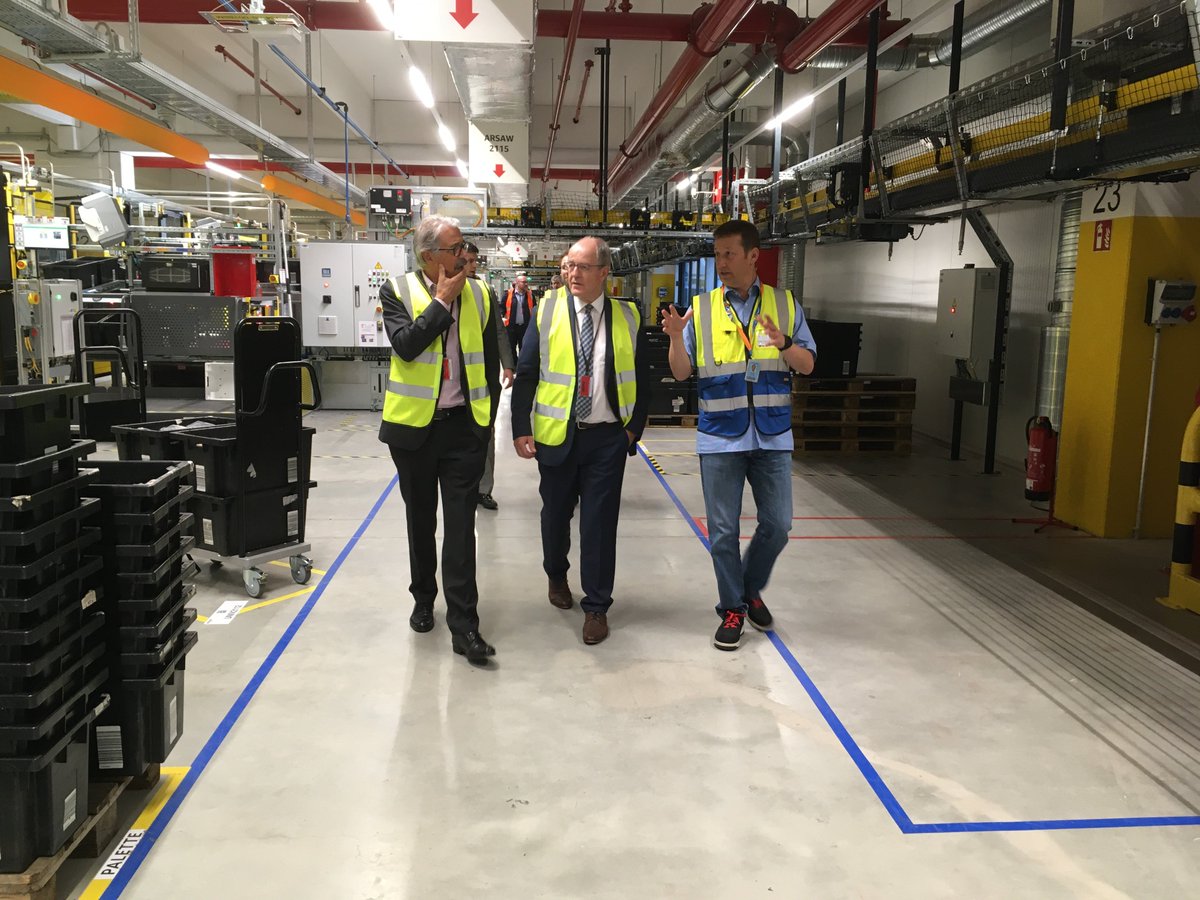 AmazonNewsDE's tweet photo. OB der @StadtMG, Hans Wilhelm Reiners, zu Besuch bei Amazon. Gemeinsam mit Arno Oellers, Bezirksvorsteher #Mönchengladbach West, und Dr. Ulrich Schückhaus, Geschäftsführer der @WirtschaftMG, blickte er mit dem Standortleiter in das Innenleben des Logistikzentrums #DUS4. https://t.co/px8giRBmua