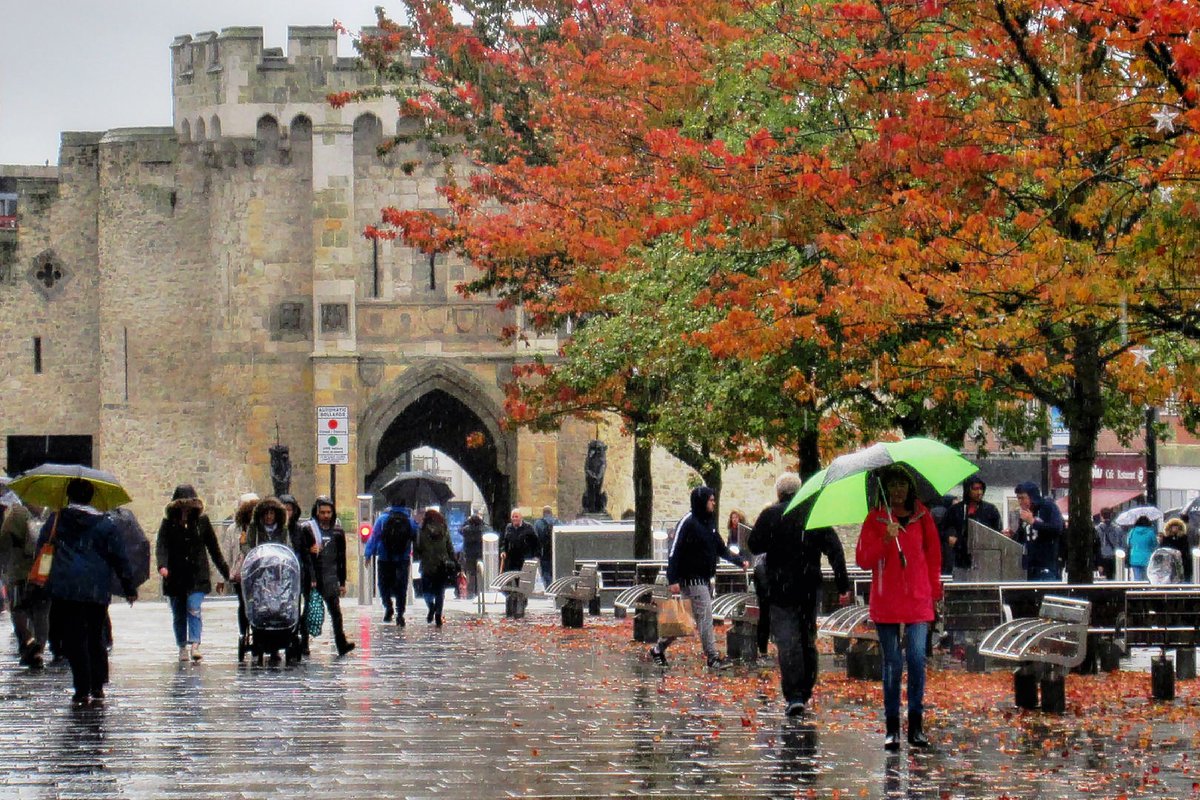 A damp Above Bar, Southampton this morning <a href="/AlexisGreenTV/">Alexis Green</a> <a href="/samwessexgirl/">Sam Fraser</a> <a href="/HollyJGreen/">Holly Green - Weather Presenter</a> <a href="/alinagjenkins/">Alina Jenkins</a> <a href="/PhilippaDrewITV/">Philippa Drew</a> <a href="/AmandaHouston/">Amanda Houston</a> <a href="/Weatherwithlucy/">Lucy Martin</a> <a href="/BBCSouthWeather/">BBCSouthWeather</a> <a href="/HistoricalSoton/">Historic Southampton</a> <a href="/SECRETSOUTHAMP1/">SECRET SOUTHAMPTON</a> <a href="/BargateQuarter/">BargateQuarter</a>