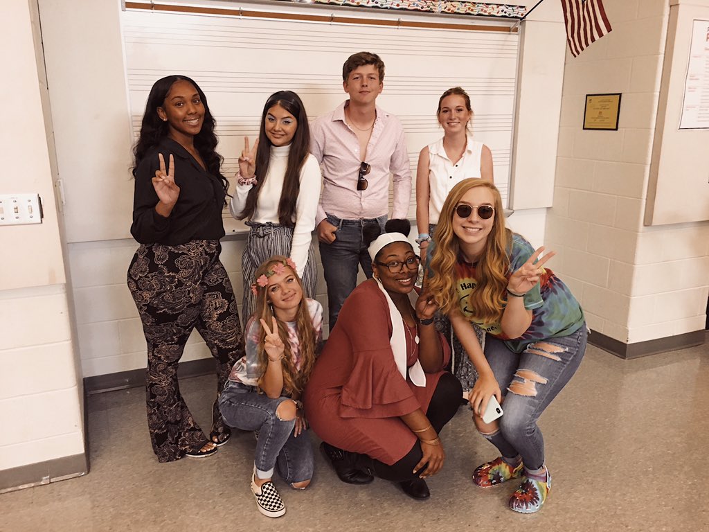 Today is 70s day!!🍭✌🏼
