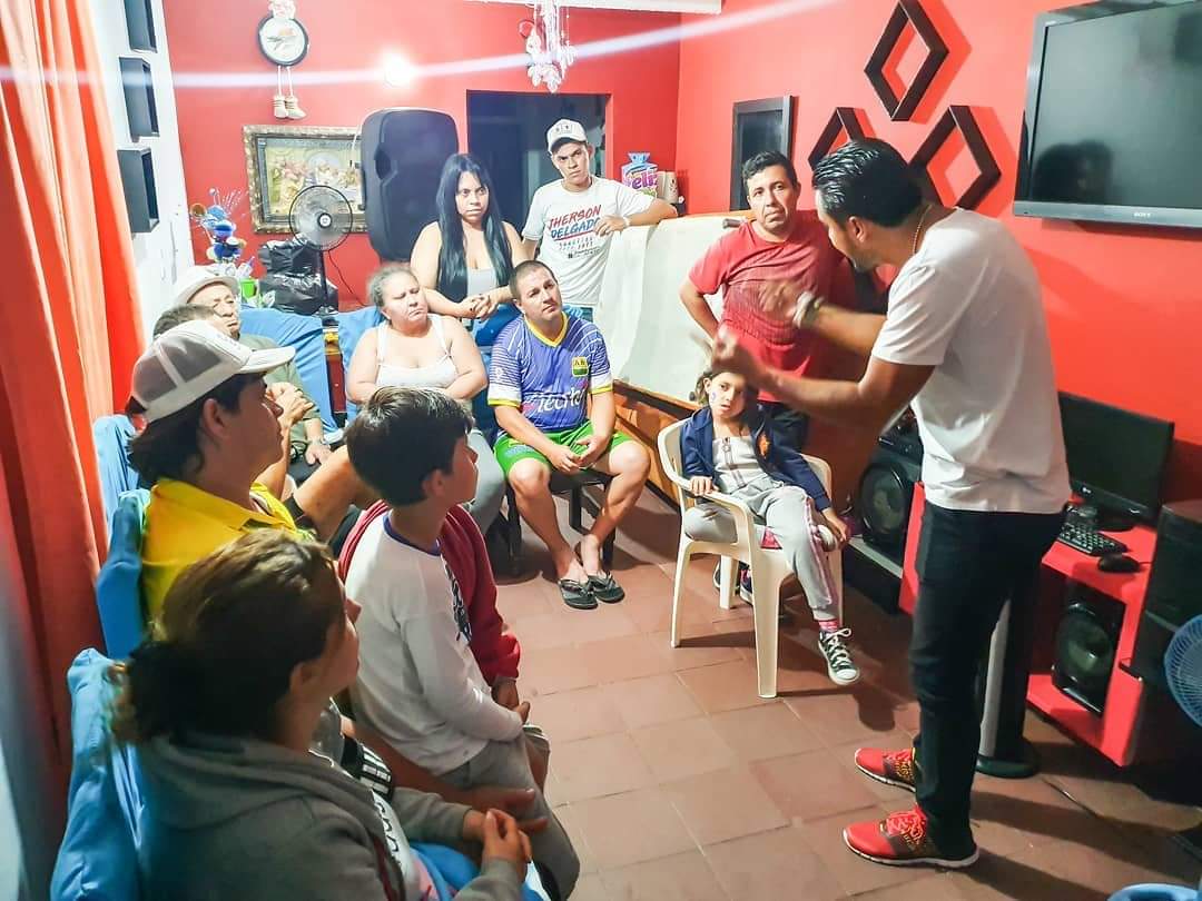 JhersonDelgado's tweet photo. Siempre es grato recorrer nuevamente las calles donde viví mis primeros años de vida, gracias a la familia León Suárez por invitarme a su hogar en 📍El Palenque, para conocer a sus vecinos y amigos ¡Ahora más que nunca nos fortalecemos con la ayuda de todos ustedes! #PRE1 🗳️✍🏻 https://t.co/S3uyakXRbV