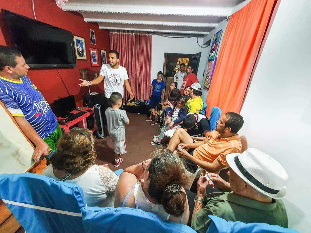 JhersonDelgado's tweet photo. Siempre es grato recorrer nuevamente las calles donde viví mis primeros años de vida, gracias a la familia León Suárez por invitarme a su hogar en 📍El Palenque, para conocer a sus vecinos y amigos ¡Ahora más que nunca nos fortalecemos con la ayuda de todos ustedes! #PRE1 🗳️✍🏻 https://t.co/S3uyakXRbV