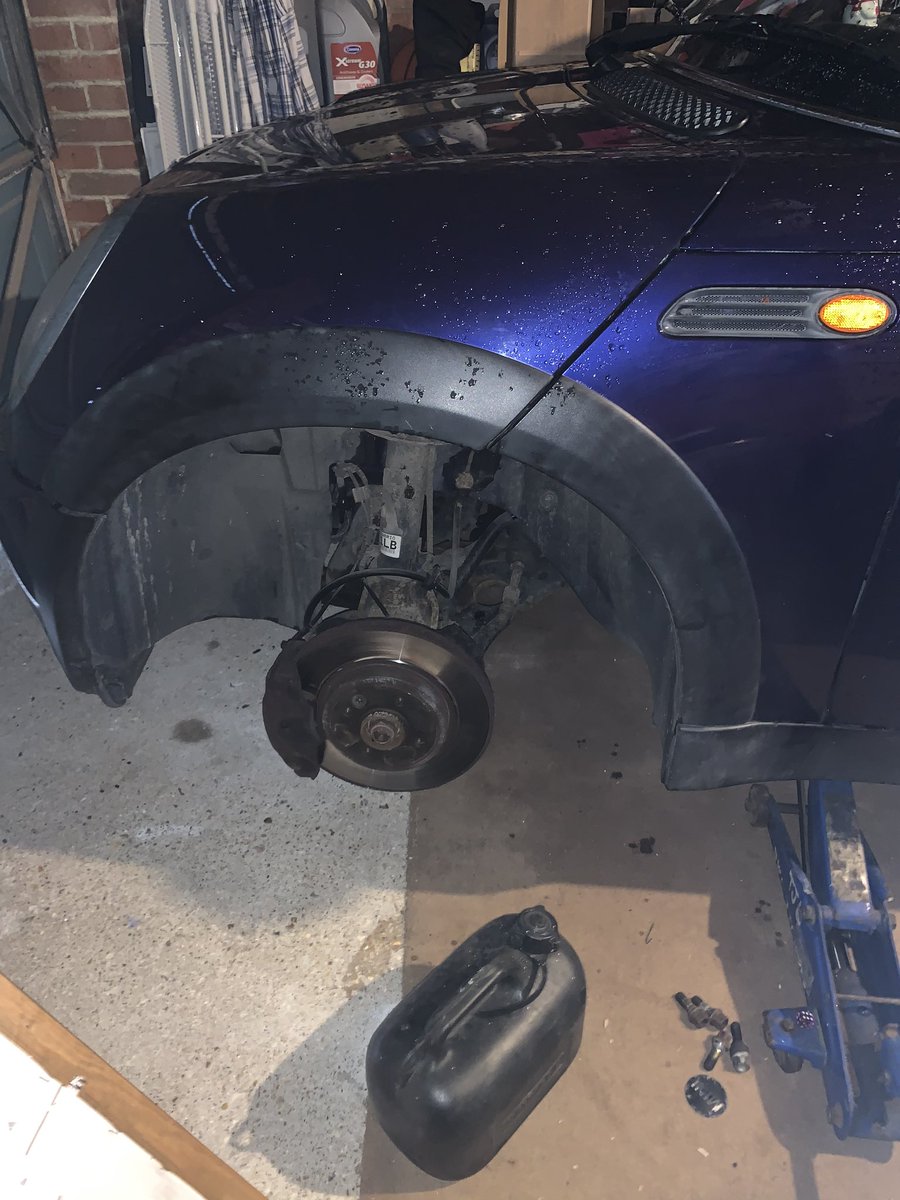 AliceCooperMini's tweet image. Feeling sorry for myself!! Hope they can #repair my #alloy #wheel 😬🤔.      #mini #minicooper #garage