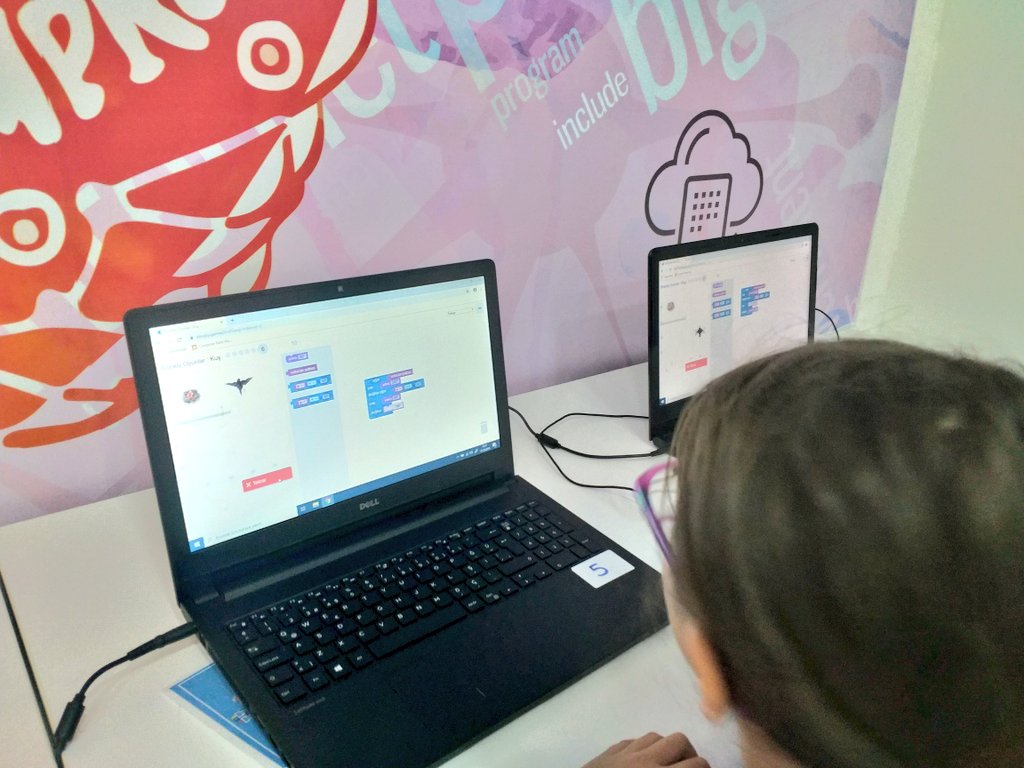 Ayten_korkmazz's tweet photo. #kodlamarobotikkulübü kodlamaya devam ediyor. Öğrencilerimiz ile bu hafta #blocklygames platformu üzerinden #kodlama etkinliği yaptık. Karmaşık problemleri çözdük✌🖱💻
#UğurKodluyor https://t.co/qLylCGdknE