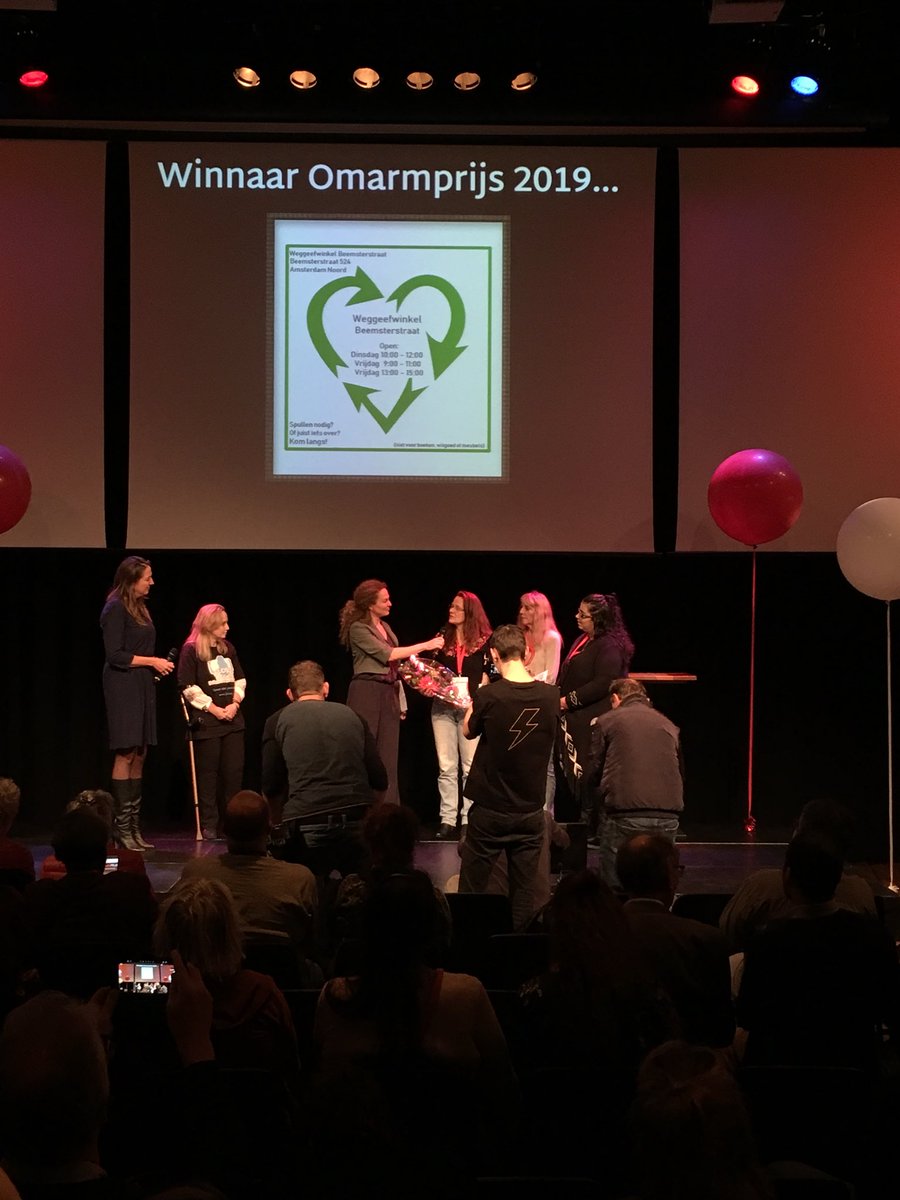 Winnaar van de #Omarmprijs 2019: de Weggeefwinkel #Beemsterstraat, Amsterdam Noord. Dit is het sociale cement van een arme wijk waar gratis spullen opgehaald kunnen worden door bewoners die het niet kunnen betalen. Gefeliciteerd! Morgen artikelen in het #Parool en de #Telegraaf.